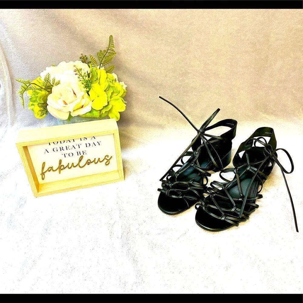 Vince Vero Cuoio Leather Lace Up Block Heel Sandals in Black. Size 7